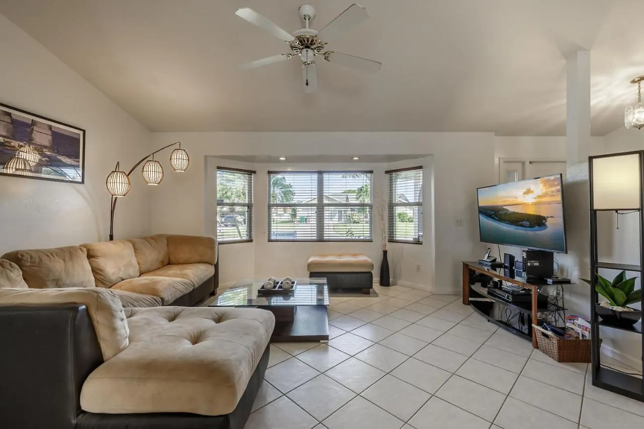 Gulf Access, Sleeps 14 - Calusa Paradise * Cape Coral