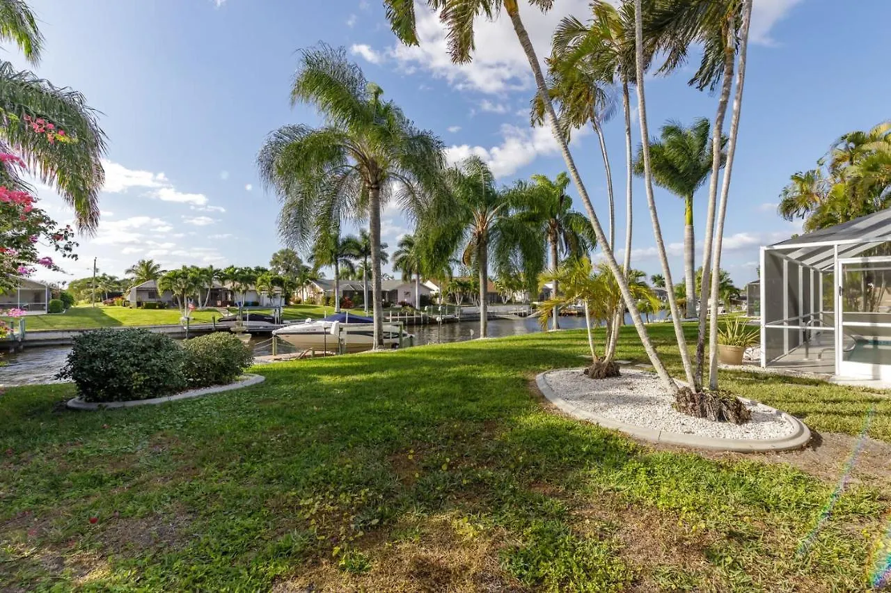 Gulf Access, Sleeps 14 - Calusa Paradise Cape Coral