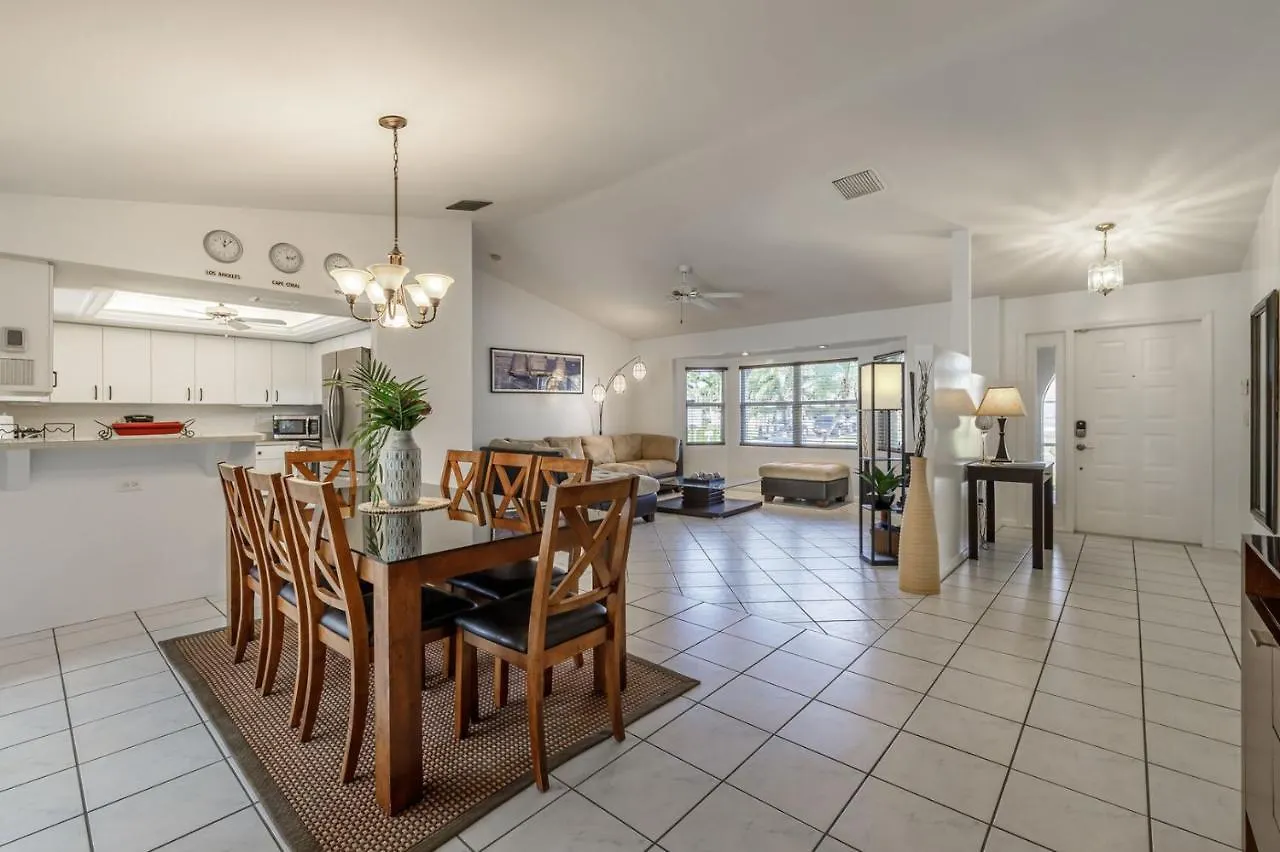 Gulf Access, Sleeps 14 - Calusa Paradise Holiday home Cape Coral
