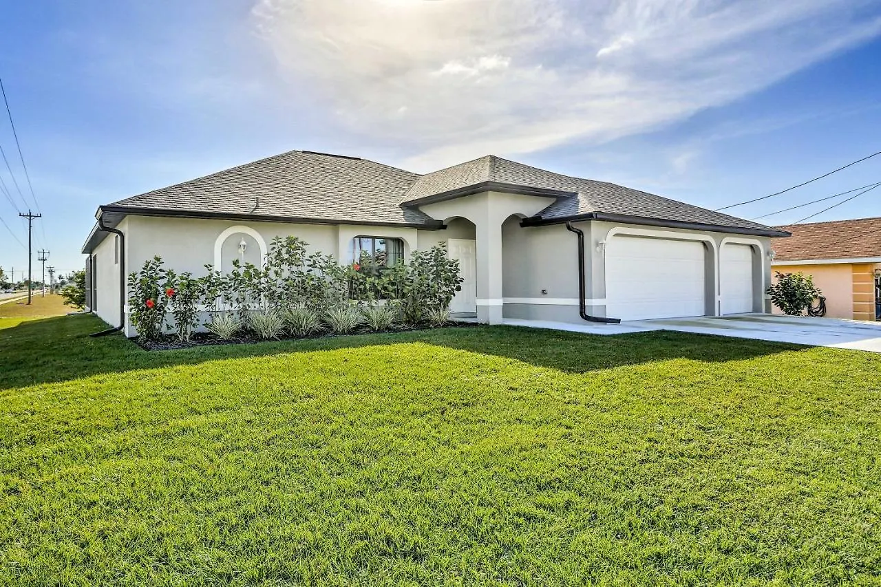 Holiday home House With Private Screened Pool! *