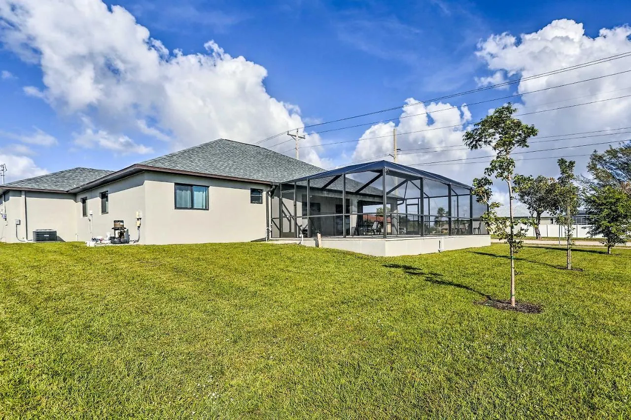 House With Private Screened Pool! Holiday home Cape Coral