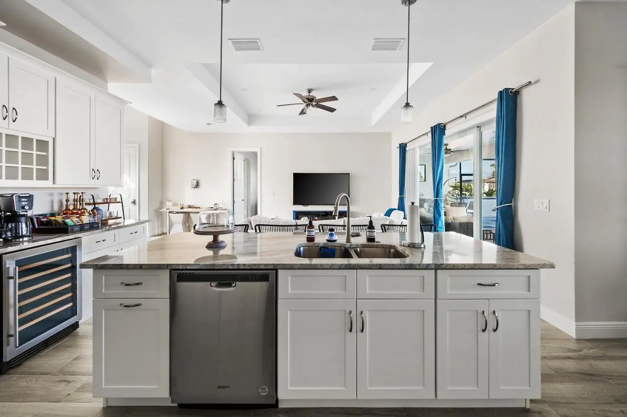 Heated Pool With King Bed - Gulf Access - Game Holiday home Cape Coral