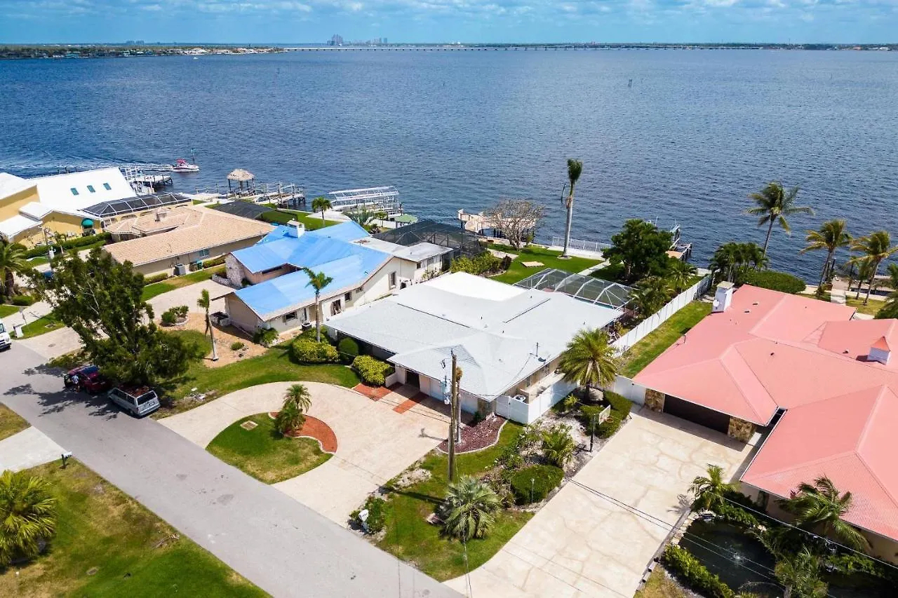 Holiday home Heated Pool, Ping Pong Table, Sleeps 10 - Sunset Riverhouse Cape Coral