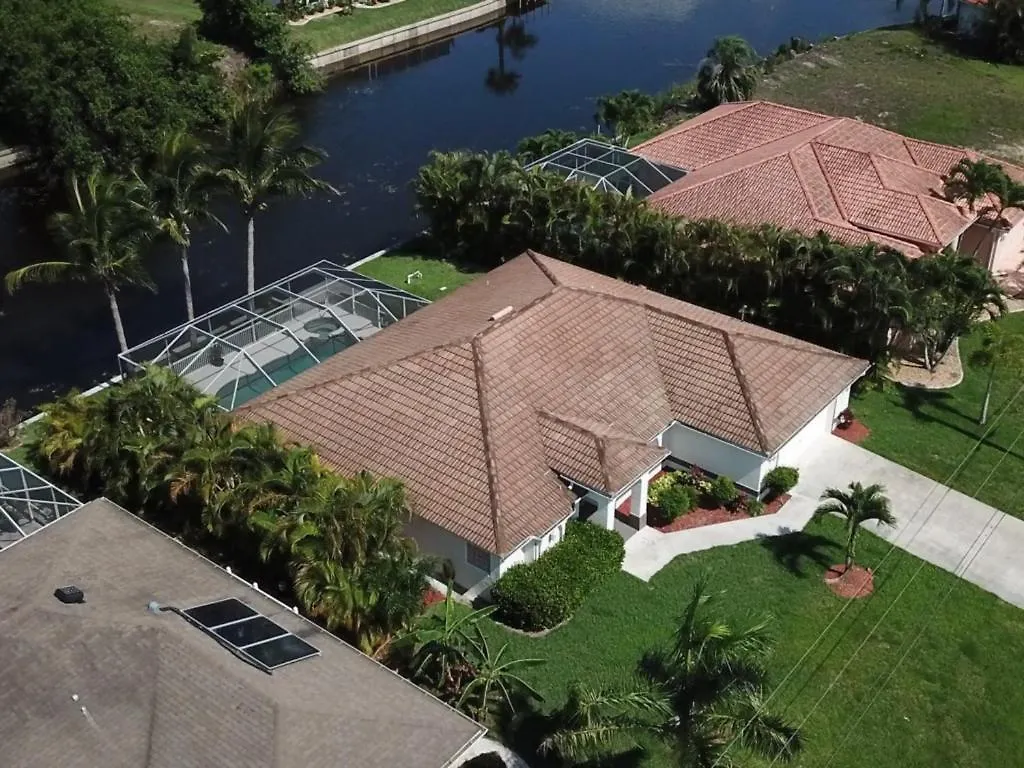 On The Canal With Private Pool! Holiday home Cape Coral