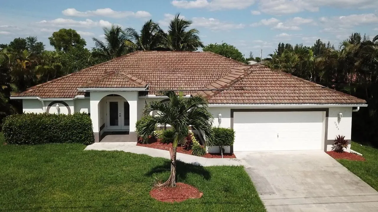 Holiday home On The Canal With Private Pool! Cape Coral