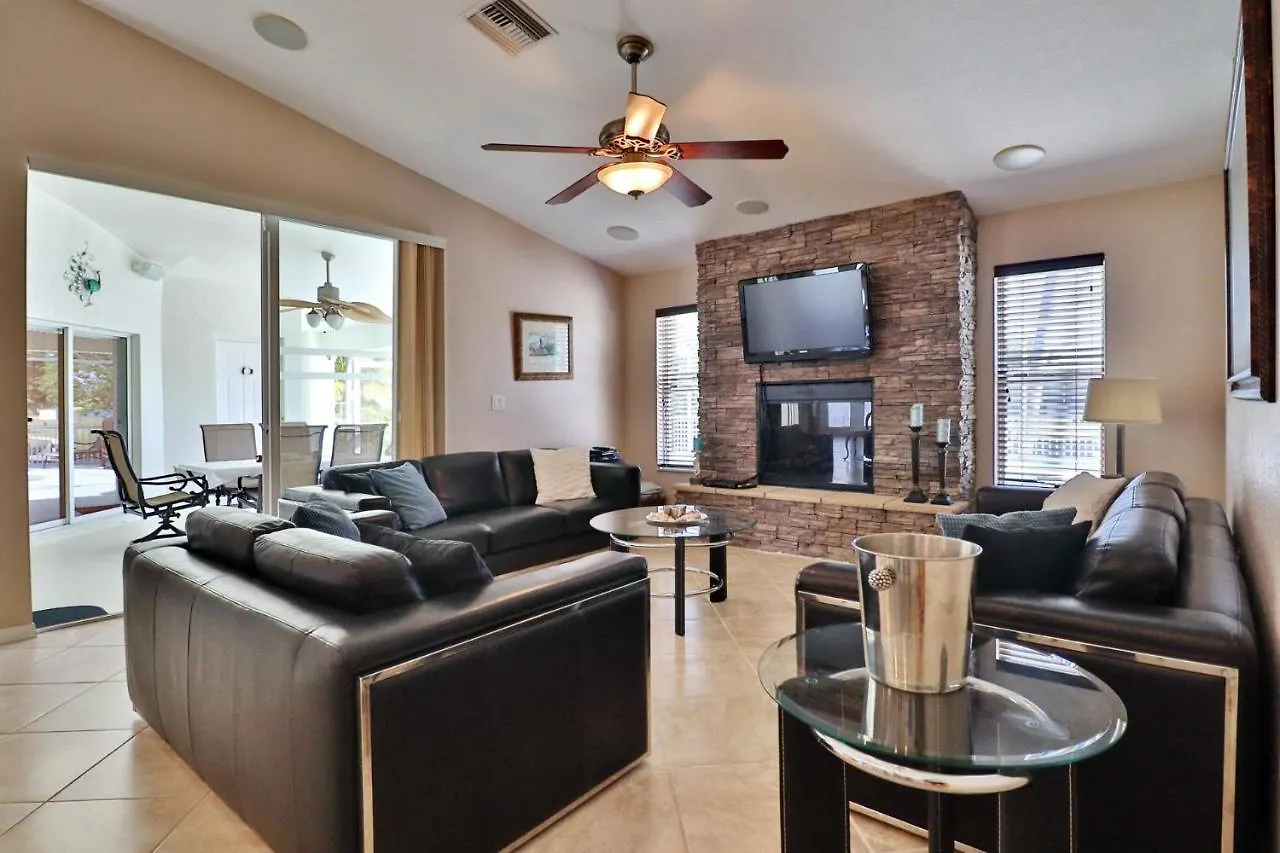 On The Canal With Private Pool! Holiday home Cape Coral