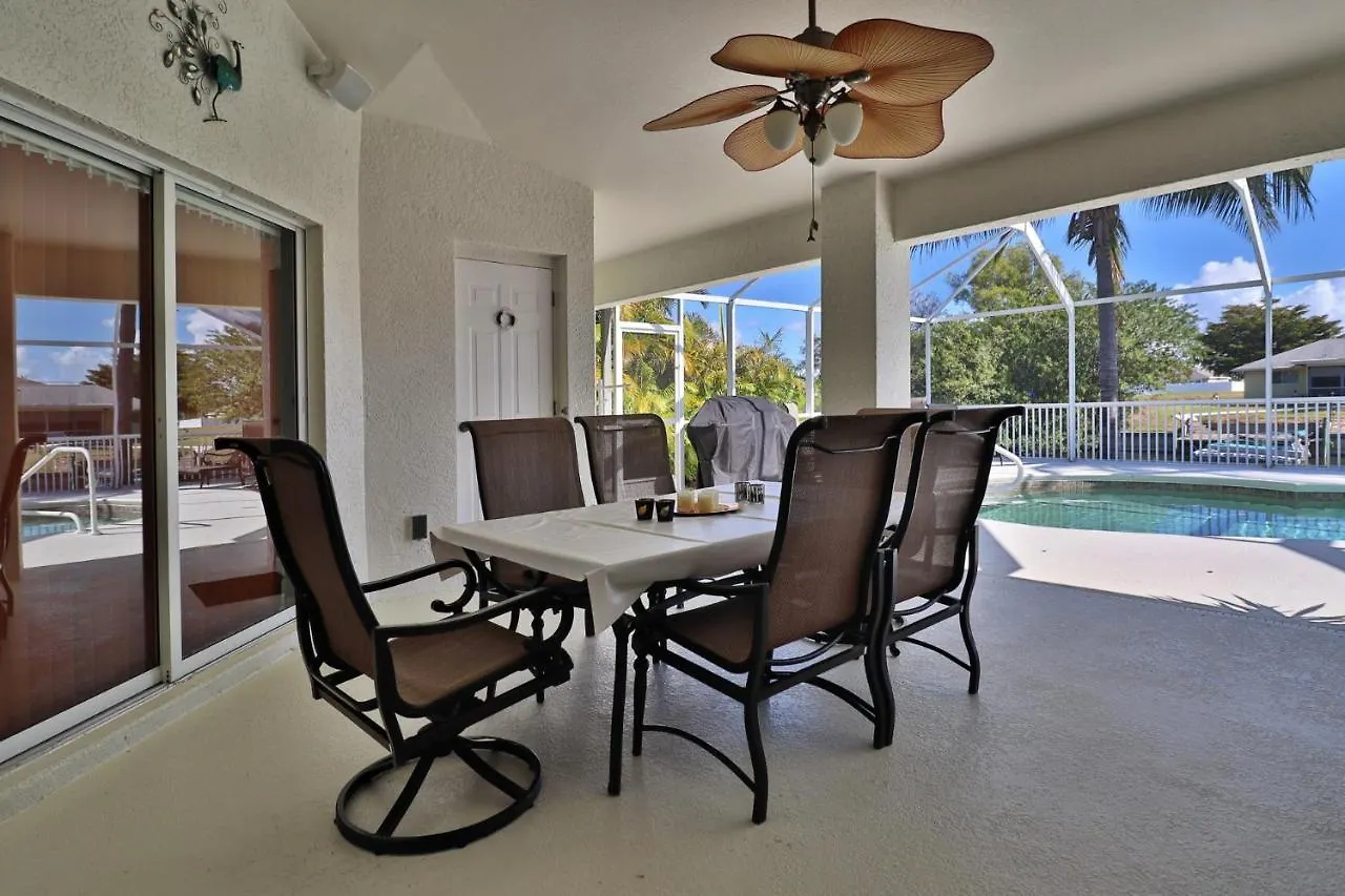 On The Canal With Private Pool! Holiday home Cape Coral