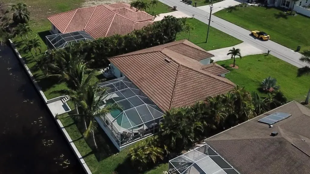 On The Canal With Private Pool! Holiday home Cape Coral