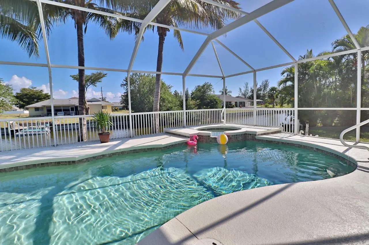 Holiday home On The Canal With Private Pool! *