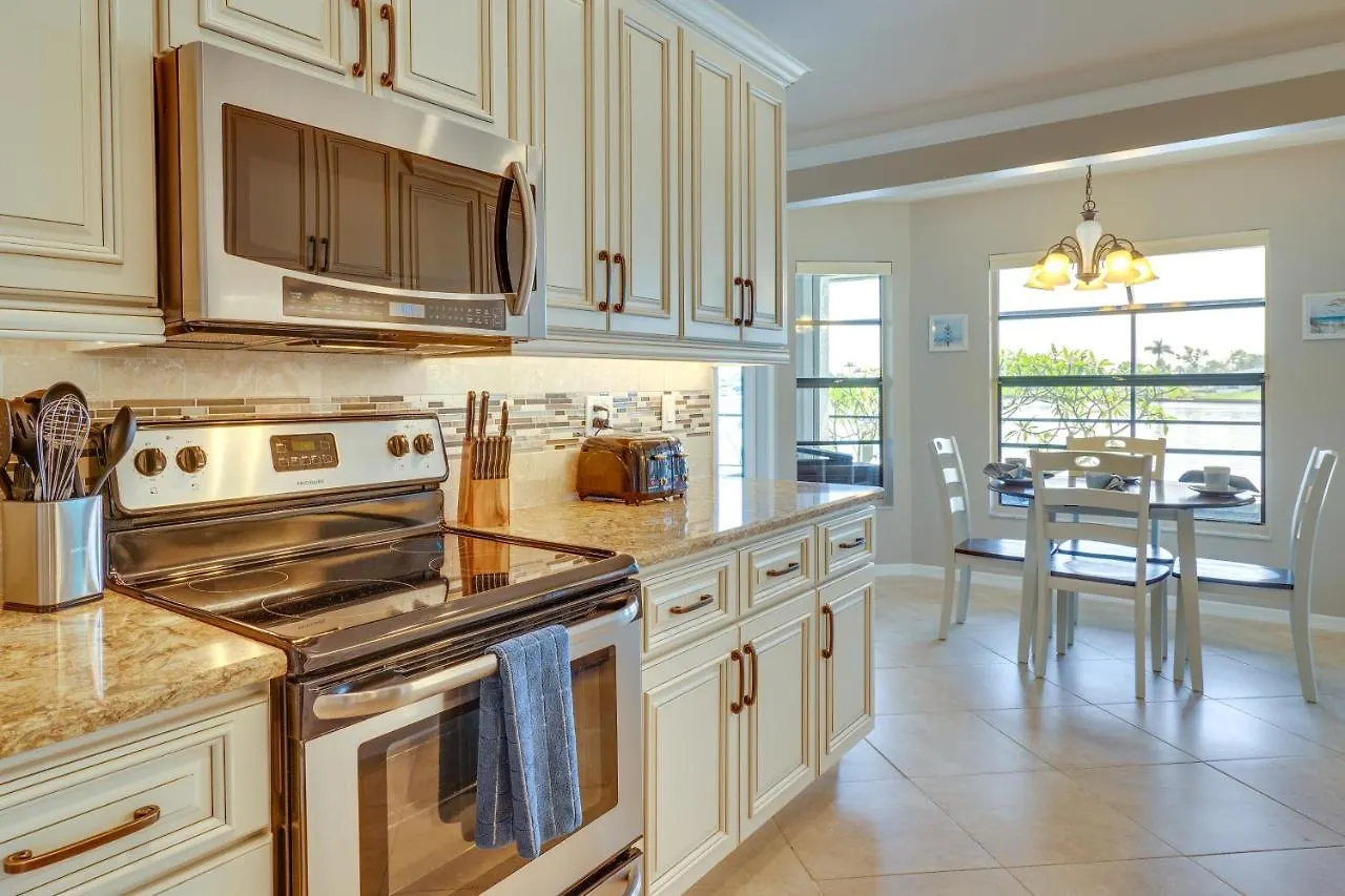Waterfront With Pool And Gulf Access Holiday home Cape Coral