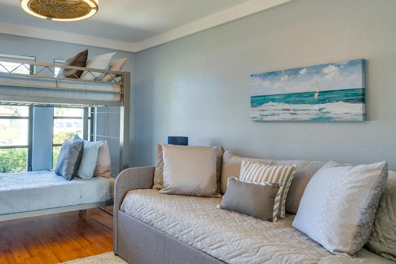 Waterfront With Pool And Gulf Access Holiday home Cape Coral