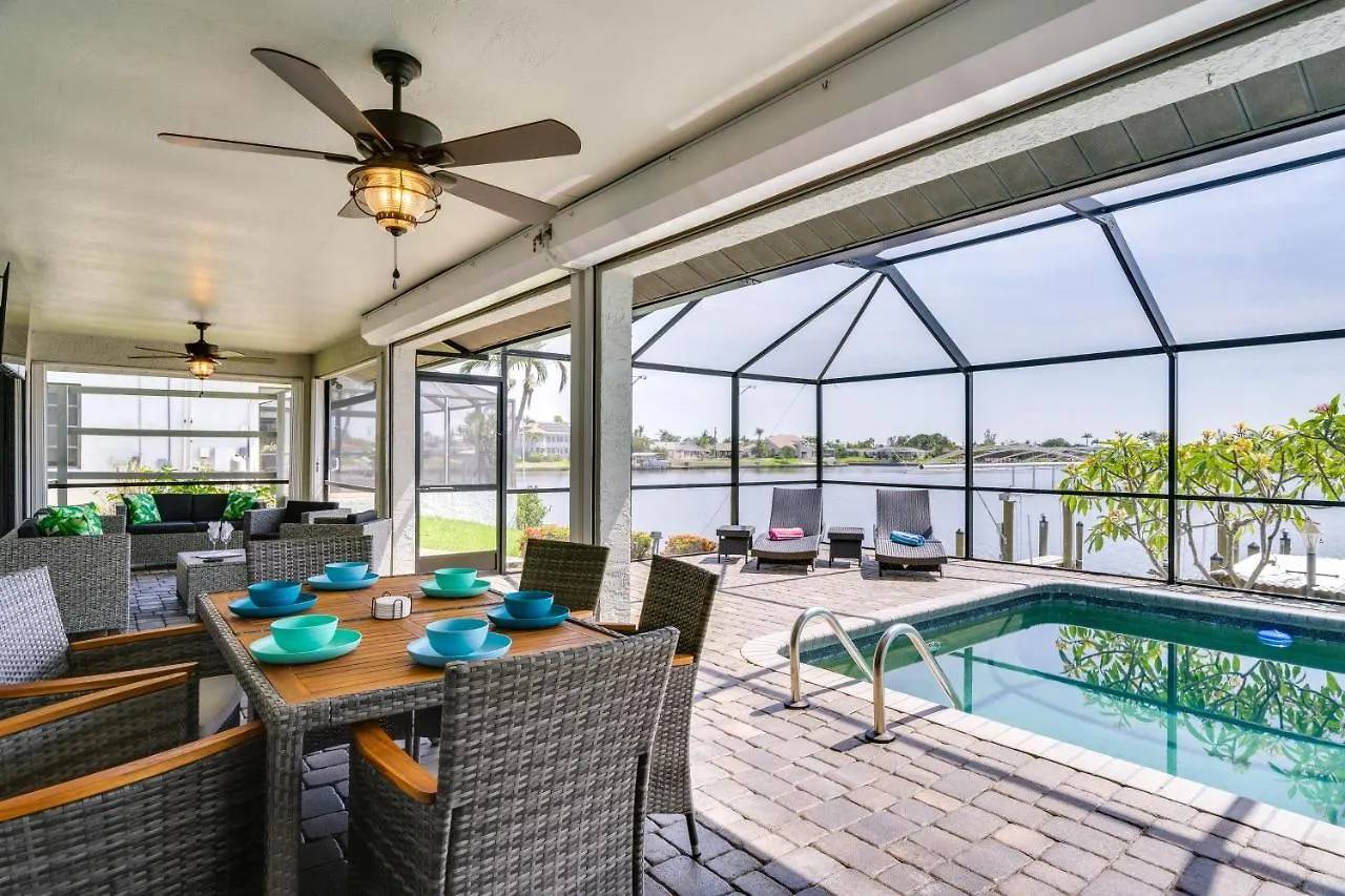 Waterfront With Pool And Gulf Access Holiday home