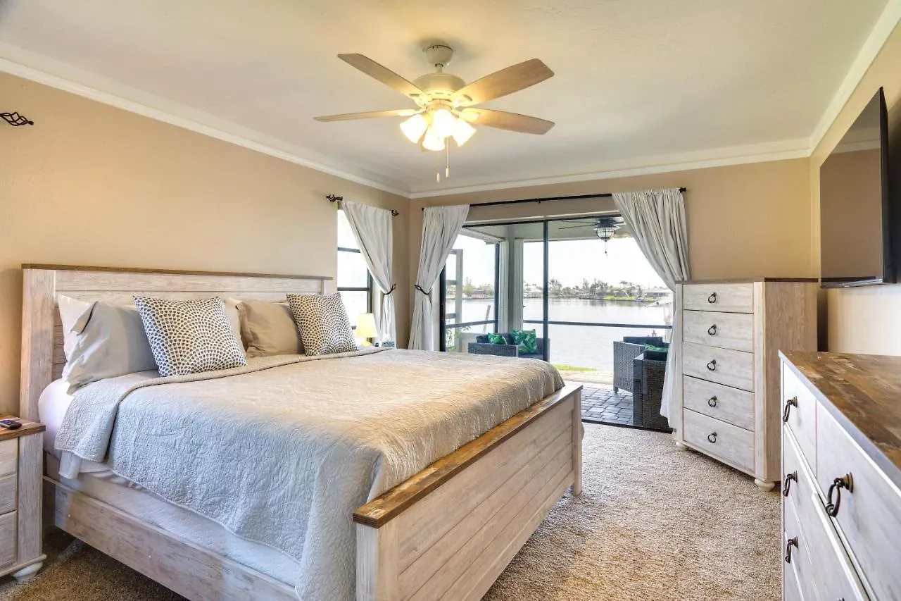 Holiday home Waterfront With Pool And Gulf Access Cape Coral