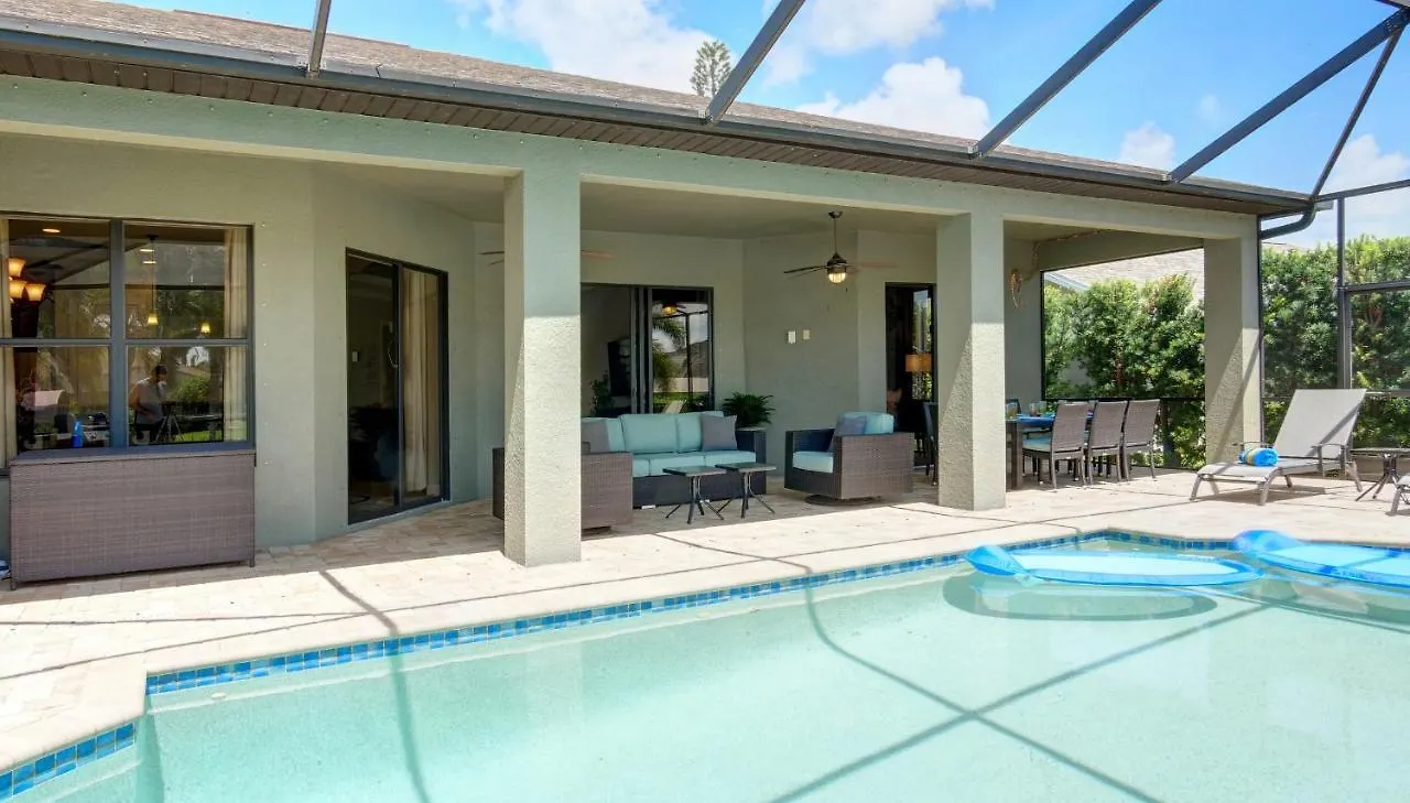 Holiday home Luxury Interior, Relaxing Balcony With Pool!