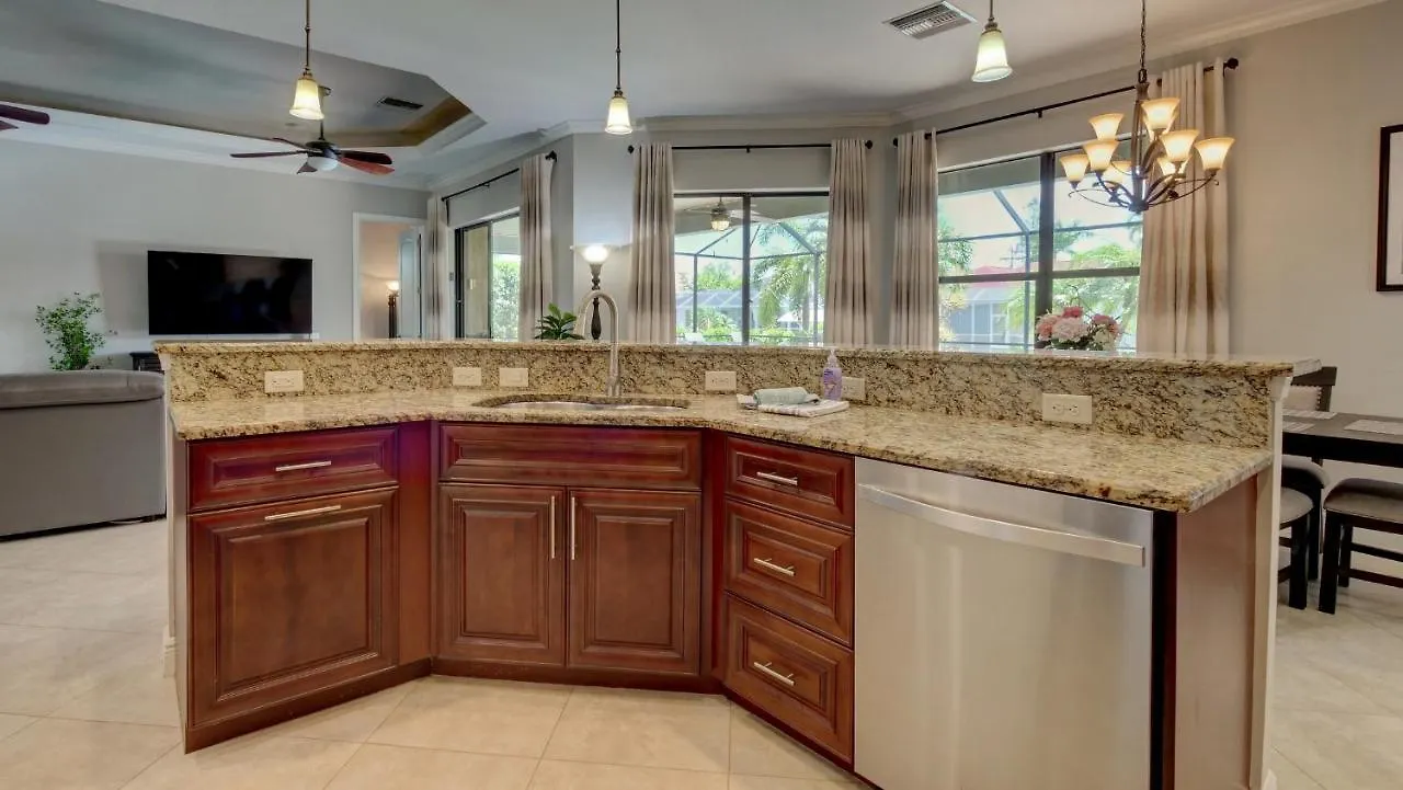 Luxury Interior, Relaxing Balcony With Pool! *