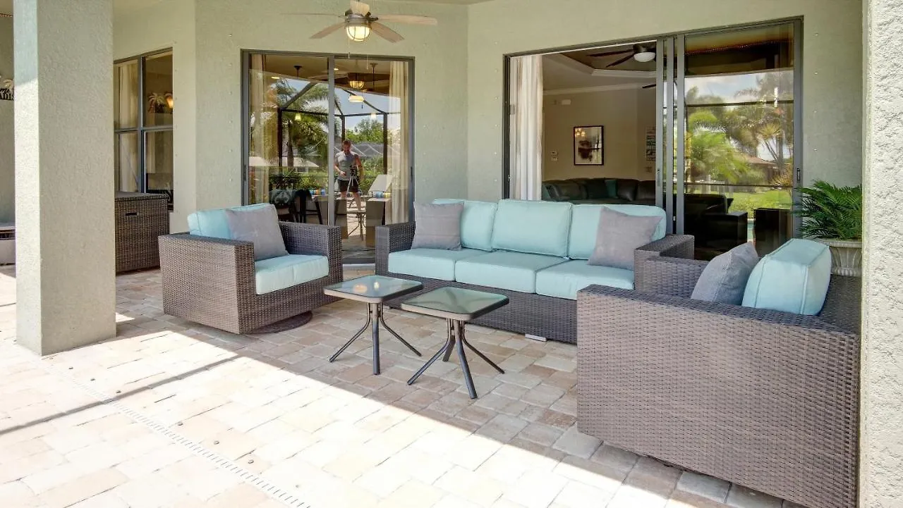 Luxury Interior, Relaxing Balcony With Pool! *