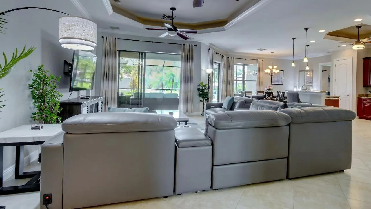 Luxury Interior, Relaxing Balcony With Pool! Holiday home