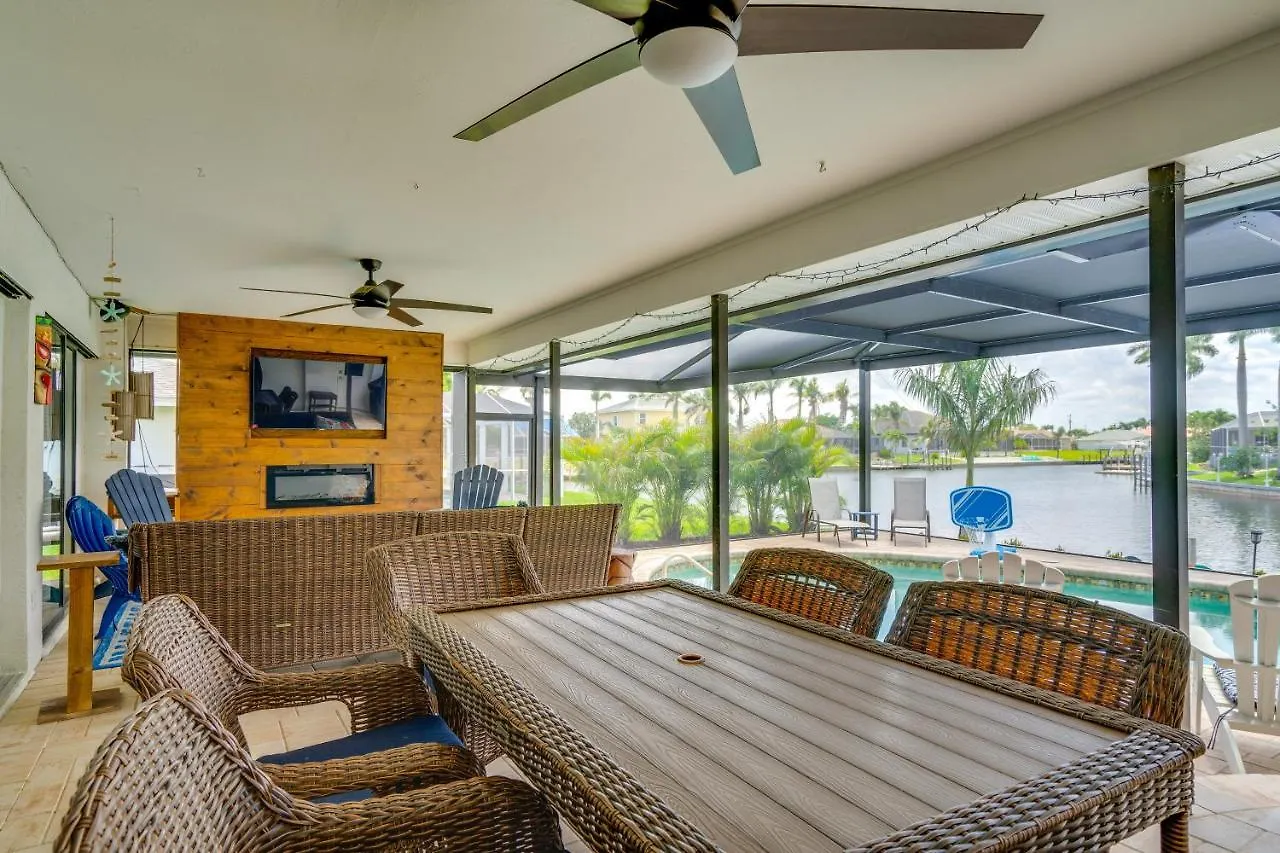 Waterfront With Screened-in Private Pool! Holiday home Cape Coral