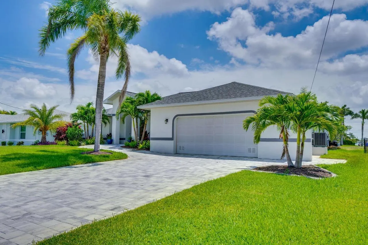 Holiday home Waterfront With Screened-in Private Pool!