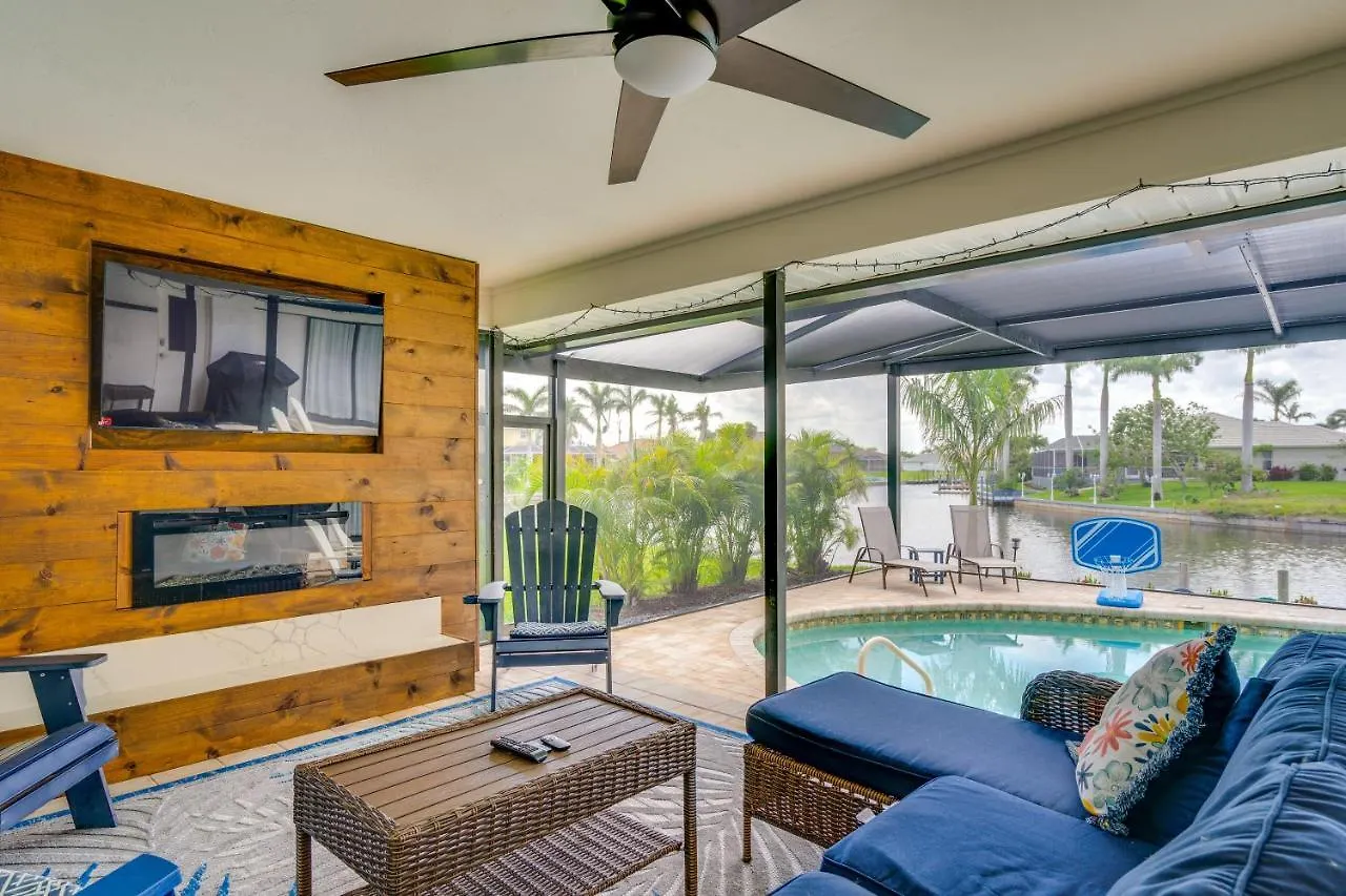 Waterfront With Screened-in Private Pool! Holiday home *