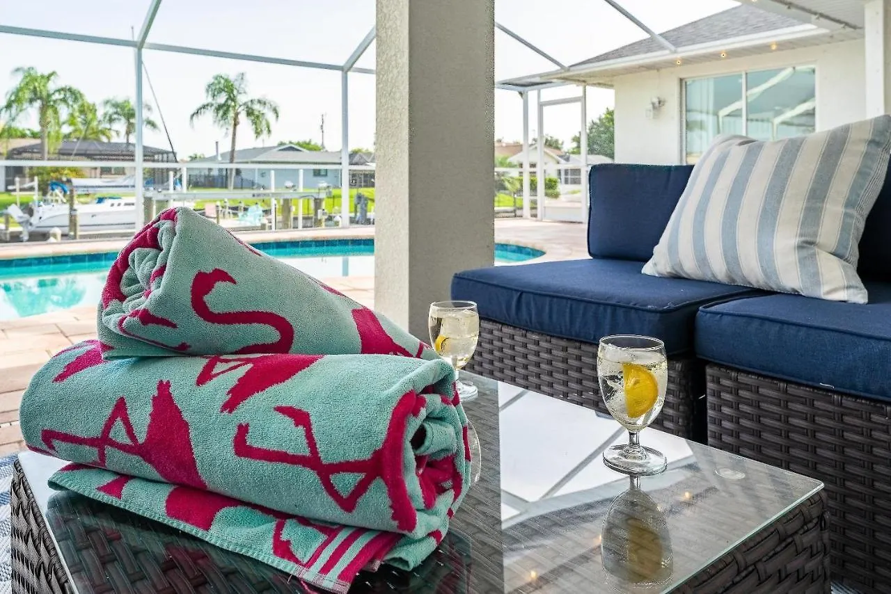 Gulf Access, Pool, Ping Pong & Pool Table, Boat Dock, Sleeps 8-cape Coral Seashells Holiday home *