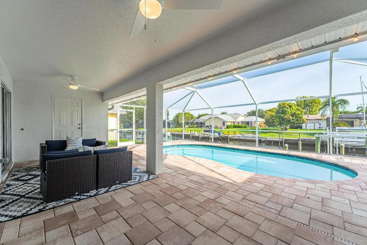 Gulf Access, Pool, Ping Pong & Pool Table, Boat Dock, Sleeps 8-cape Coral Seashells Holiday home *