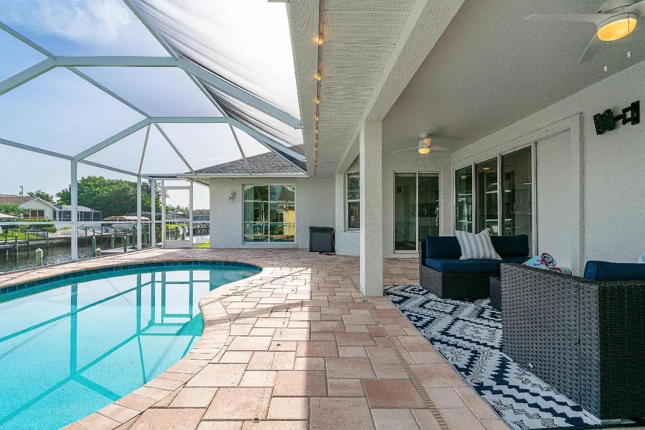 Holiday home Gulf Access, Pool, Ping Pong & Pool Table, Boat Dock, Sleeps 8-cape Coral Seashells
