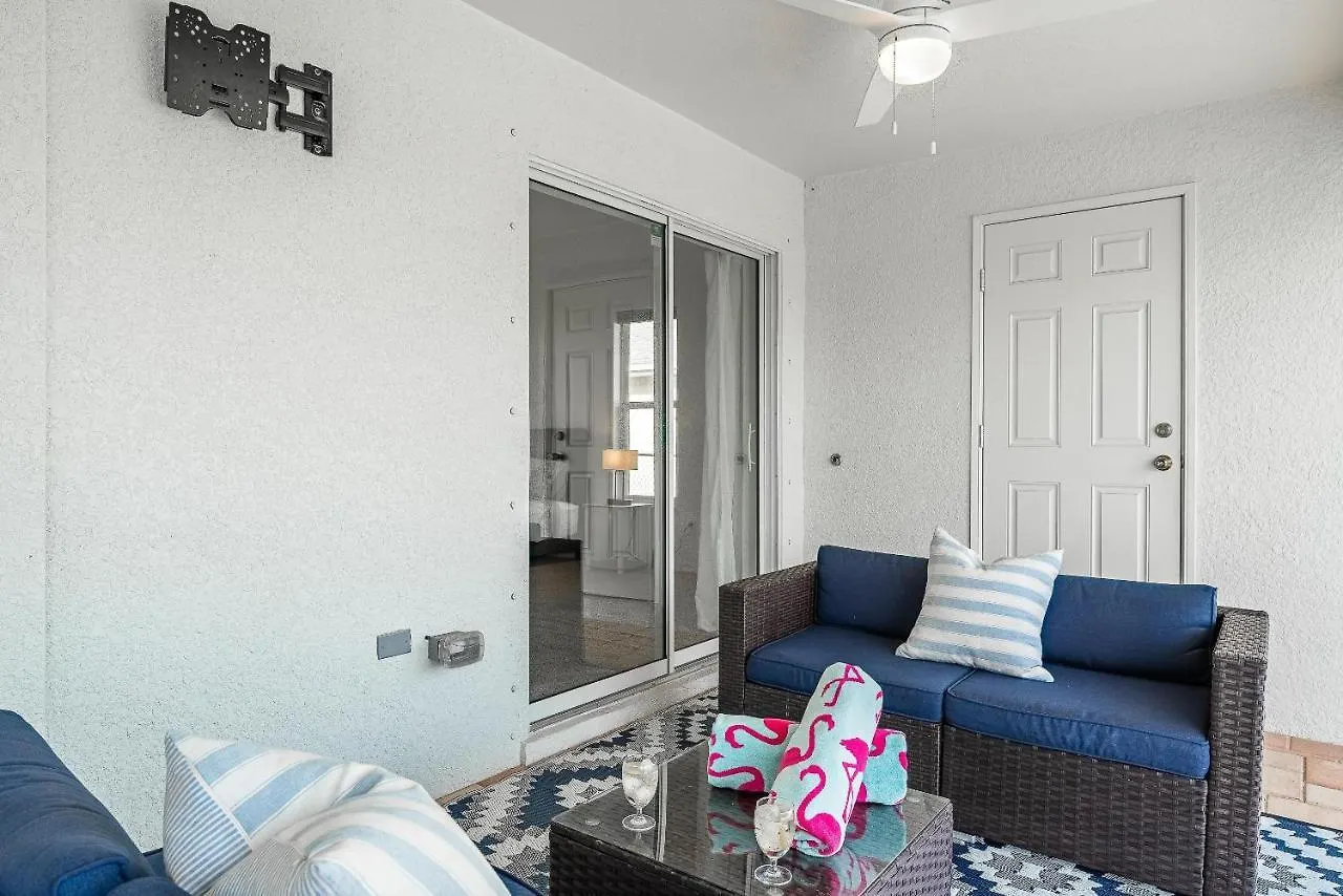 Holiday home Gulf Access, Pool, Ping Pong & Pool Table, Boat Dock, Sleeps 8-cape Coral Seashells