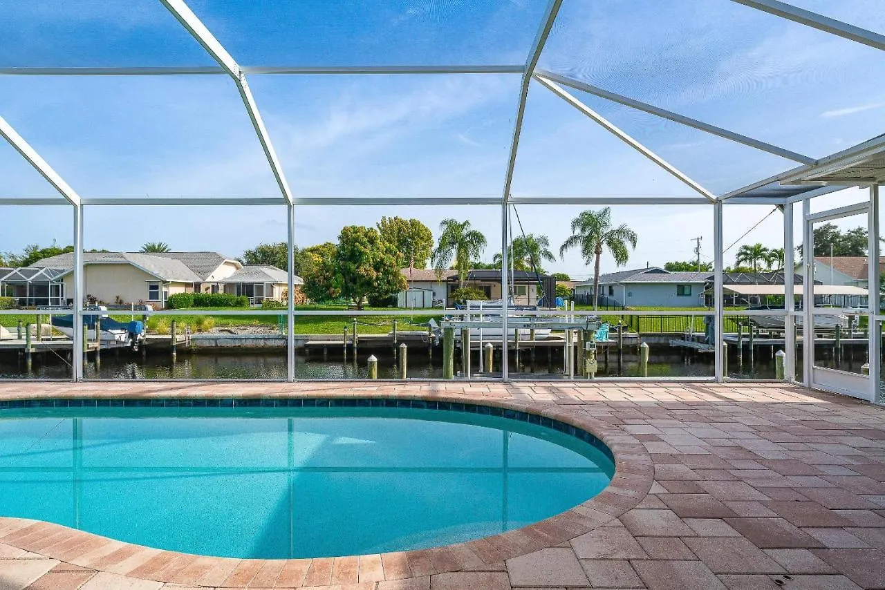 Holiday home Gulf Access, Pool, Ping Pong & Pool Table, Boat Dock, Sleeps 8-cape Coral Seashells