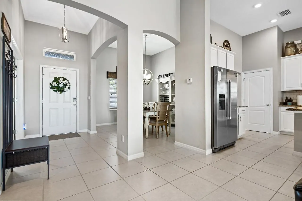 Beautiful Oasis! King Bed, Bbq, Heated Pool, Pvt Yard & Much More!