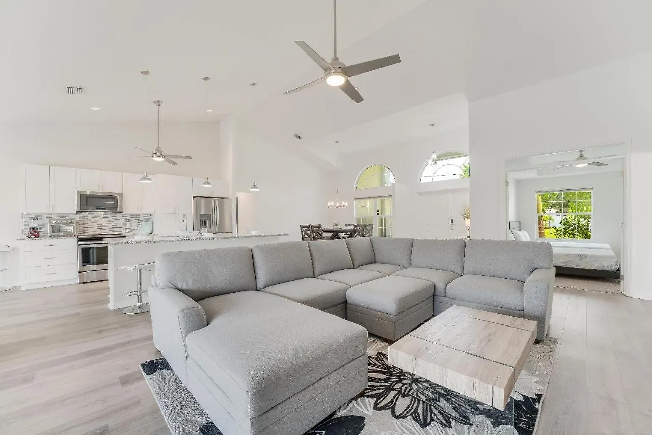 Holiday home Gulf Access, Pool, Ping Pong & Pool Table, Boat Dock, Sleeps 8-cape Coral Seashells