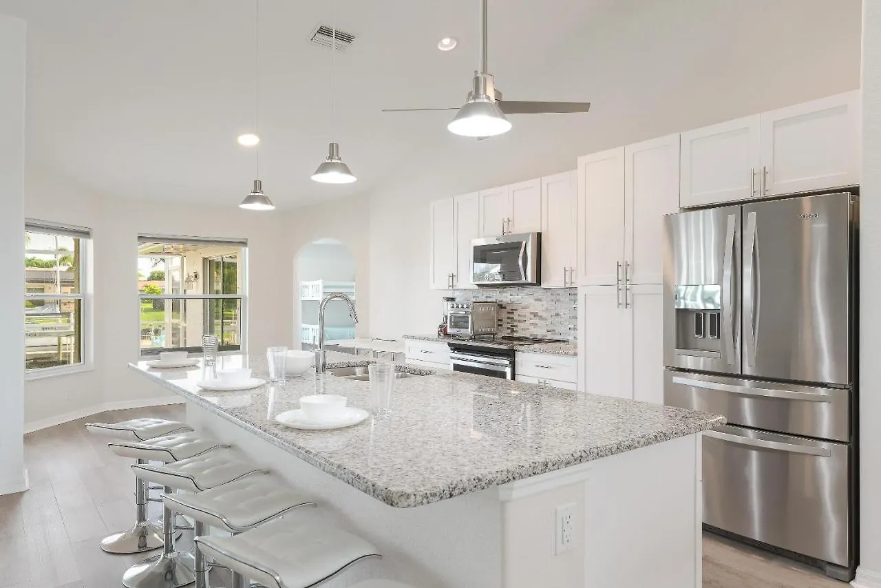 Gulf Access, Pool, Ping Pong & Pool Table, Boat Dock, Sleeps 8-cape Coral Seashells Holiday home