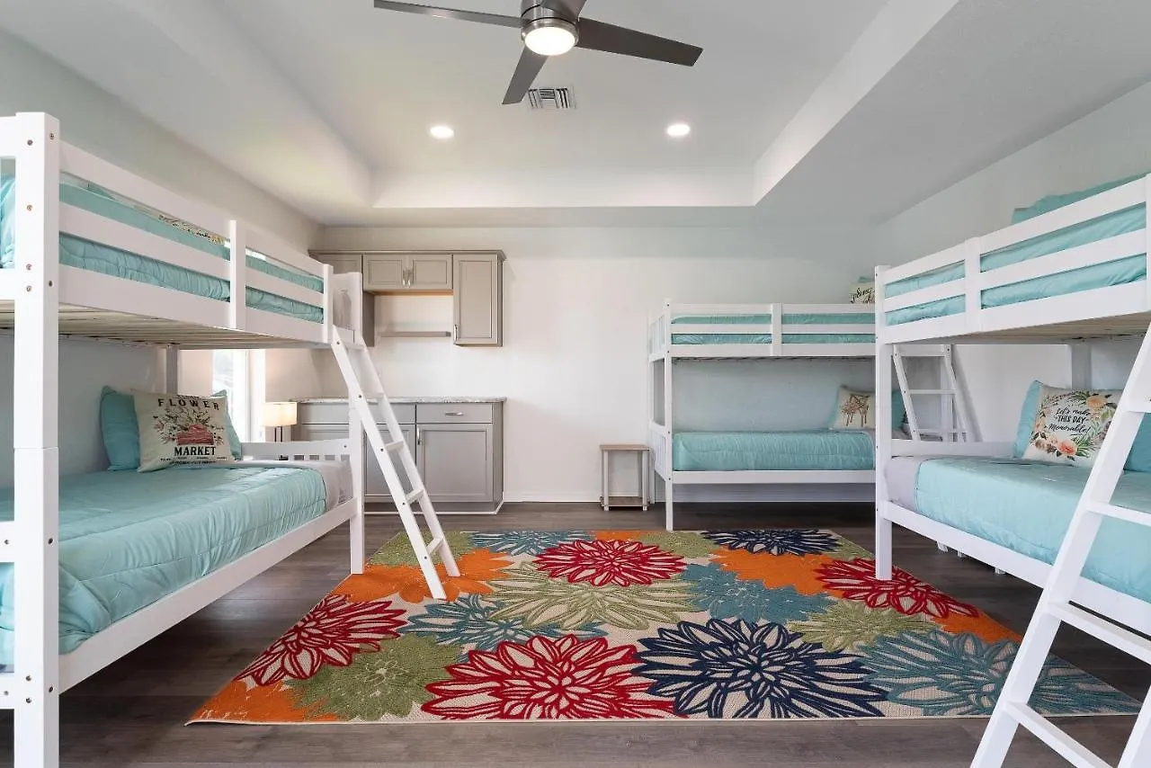 Gulf Access, Pool, Ping Pong & Pool Table, Boat Dock, Sleeps 8-cape Coral Seashells Holiday home