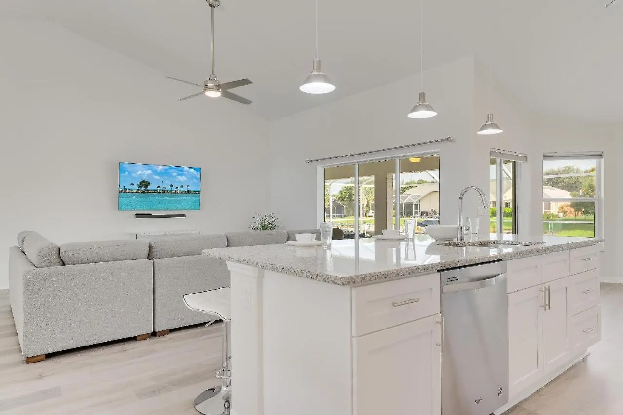 Holiday home Gulf Access, Pool, Ping Pong & Pool Table, Boat Dock, Sleeps 8-cape Coral Seashells Cape Coral