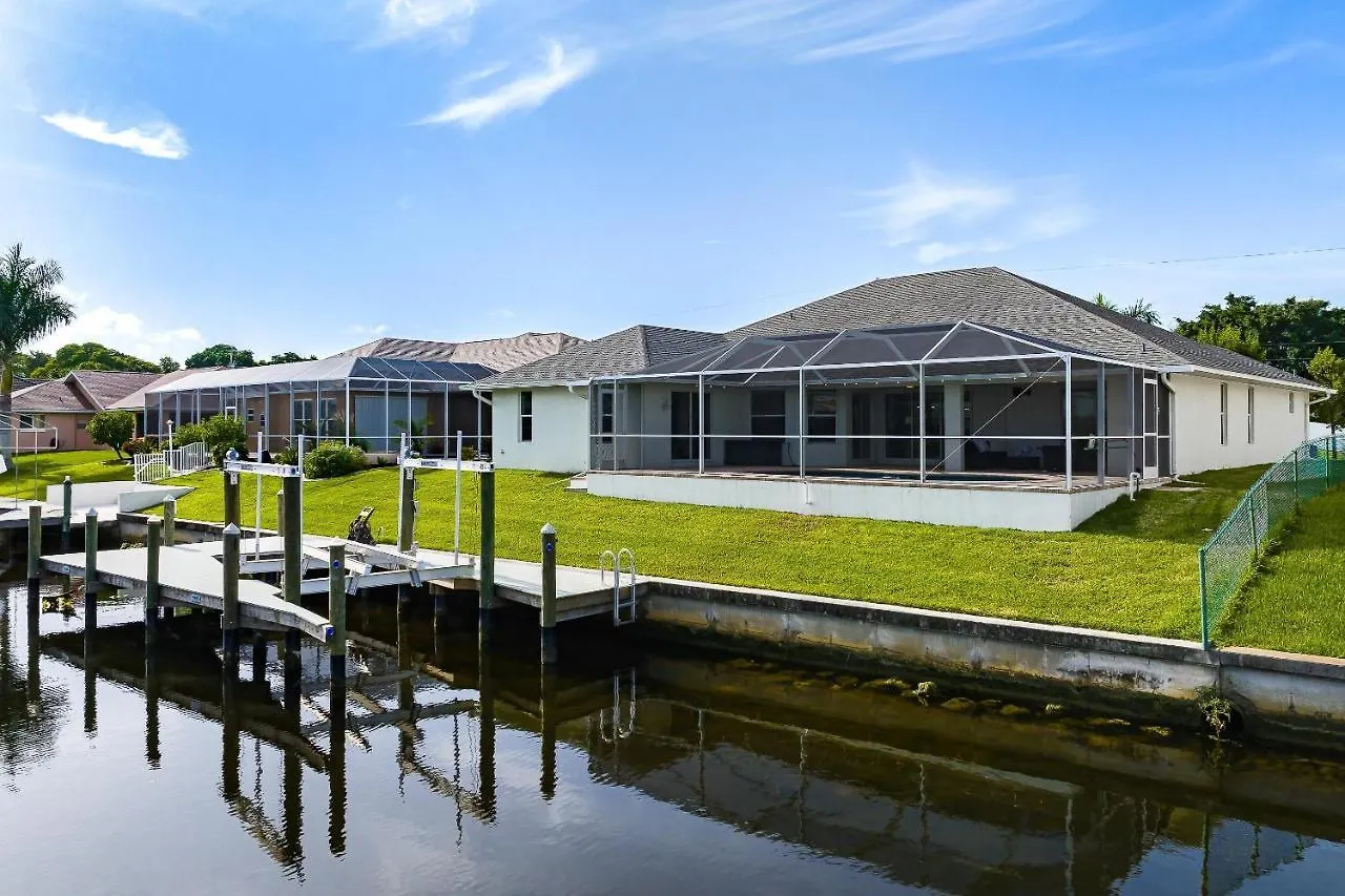 Holiday home Gulf Access, Pool, Ping Pong & Pool Table, Boat Dock, Sleeps 8-cape Coral Seashells Cape Coral