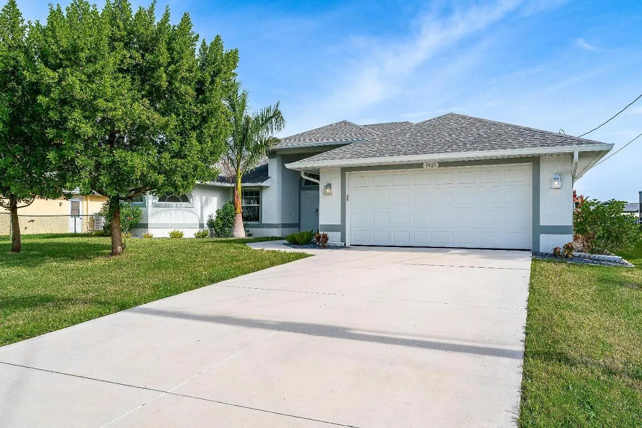 Gulf Access, Pool, Ping Pong & Pool Table, Boat Dock, Sleeps 8-cape Coral Seashells * Cape Coral