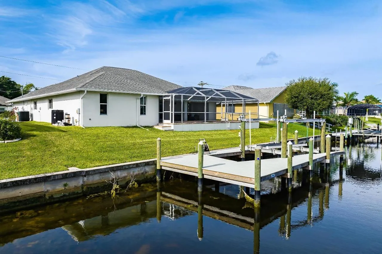 Gulf Access, Pool, Ping Pong & Pool Table, Boat Dock, Sleeps 8-cape Coral Seashells Holiday home