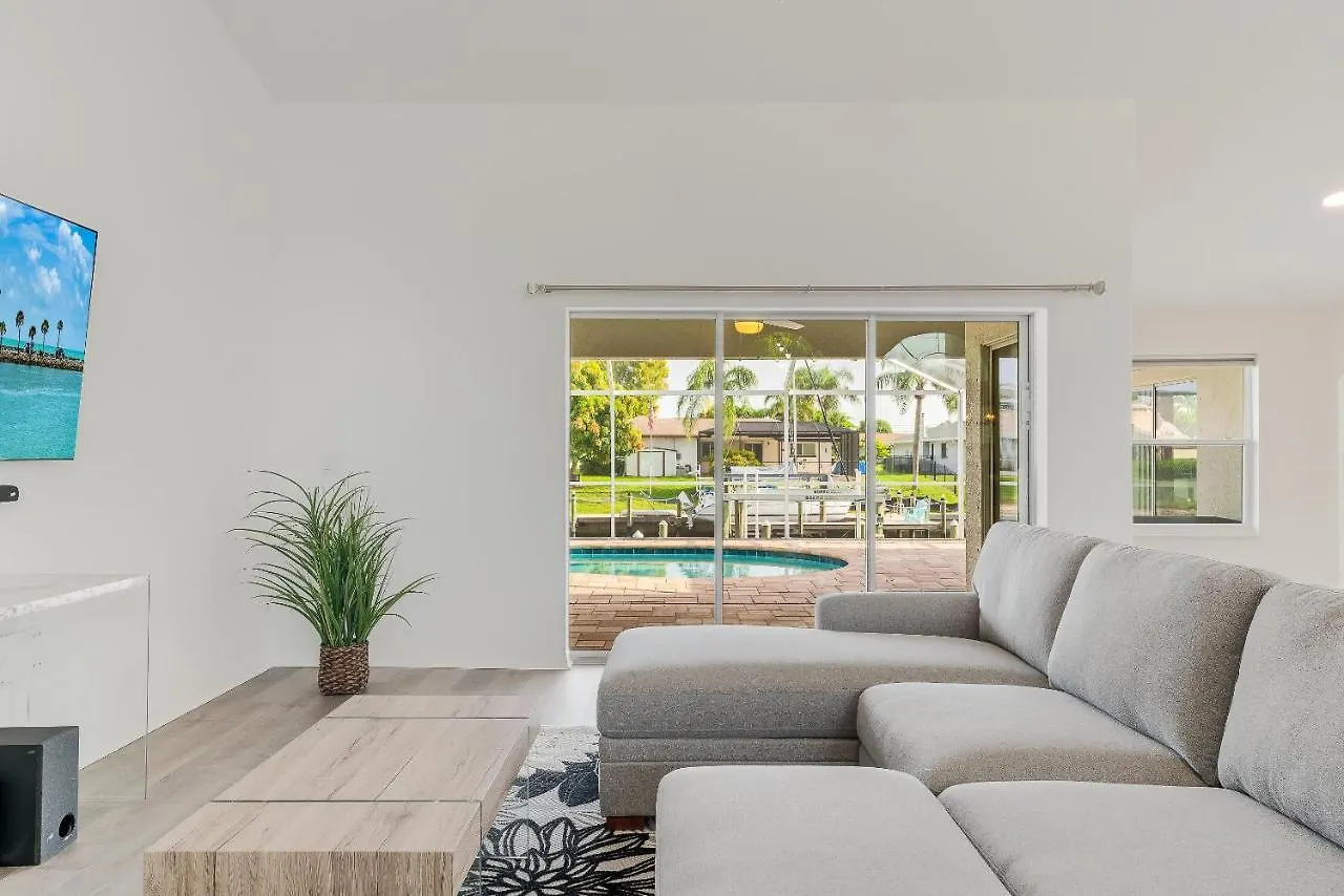 Gulf Access, Pool, Ping Pong & Pool Table, Boat Dock, Sleeps 8-cape Coral Seashells Holiday home *