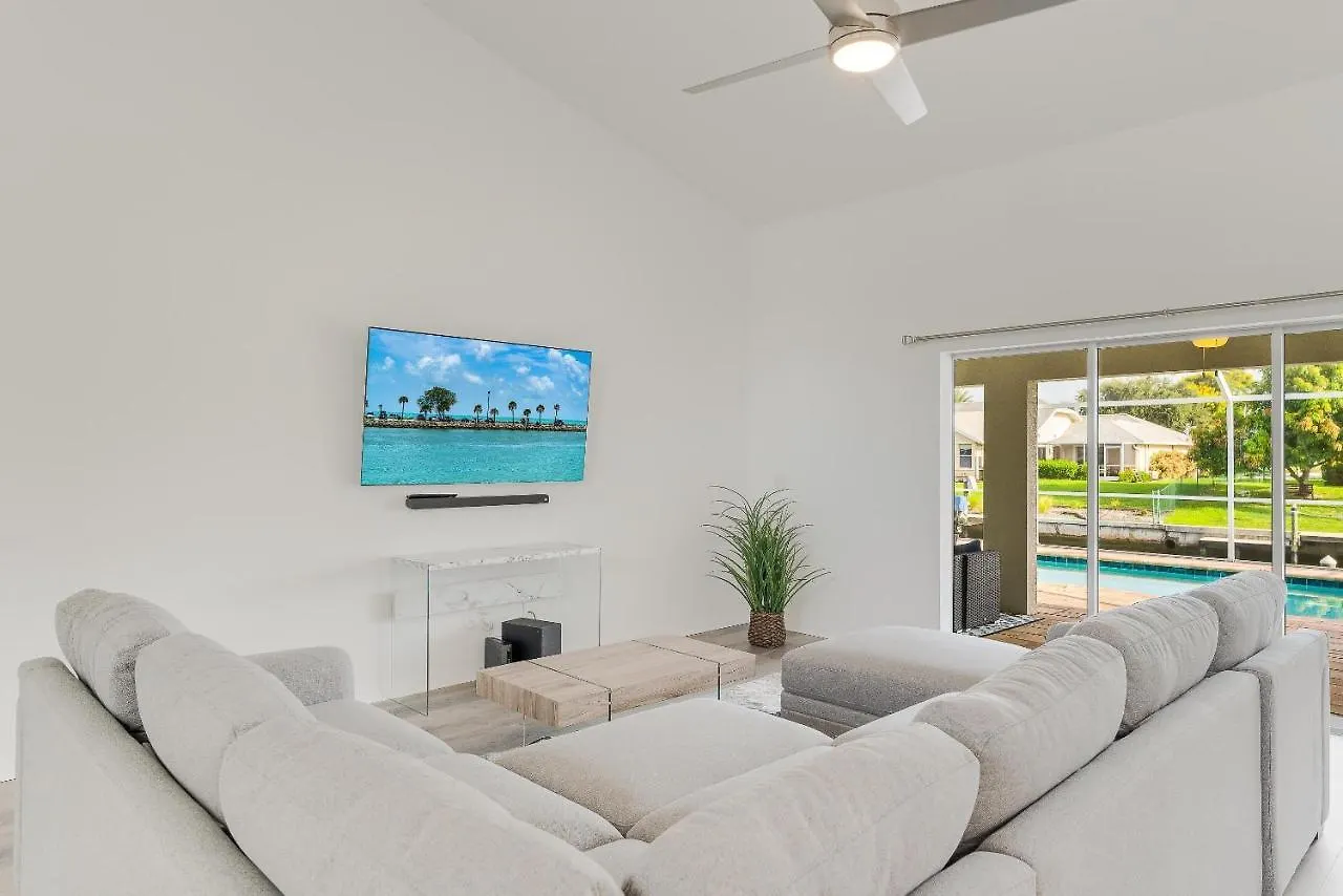 Holiday home Gulf Access, Pool, Ping Pong & Pool Table, Boat Dock, Sleeps 8-cape Coral Seashells