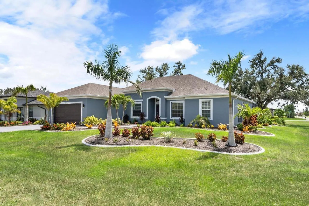 Beautiful Oasis! King Bed, Bbq, Heated Pool, Pvt Yard & Much More! Cape Coral