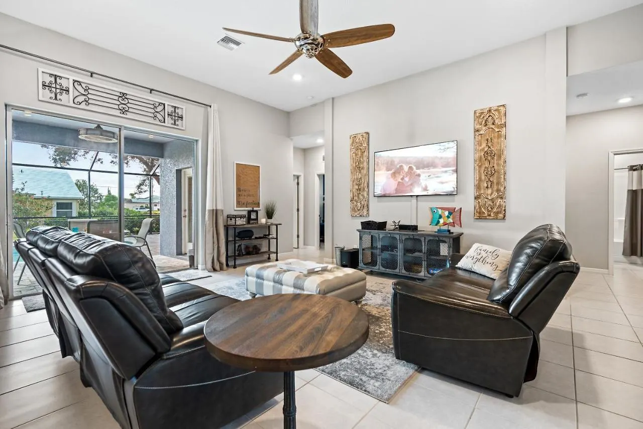 Villa Beautiful Oasis! King Bed, Bbq, Heated Pool, Pvt Yard & Much More! *