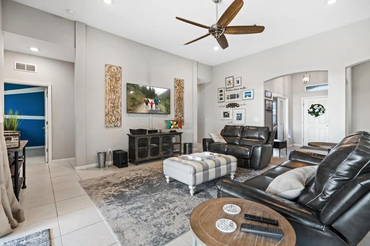 Beautiful Oasis! King Bed, Bbq, Heated Pool, Pvt Yard & Much More! Cape Coral