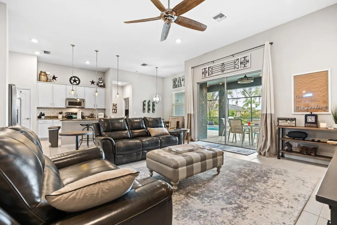 Beautiful Oasis! King Bed, Bbq, Heated Pool, Pvt Yard & Much More! Villa *