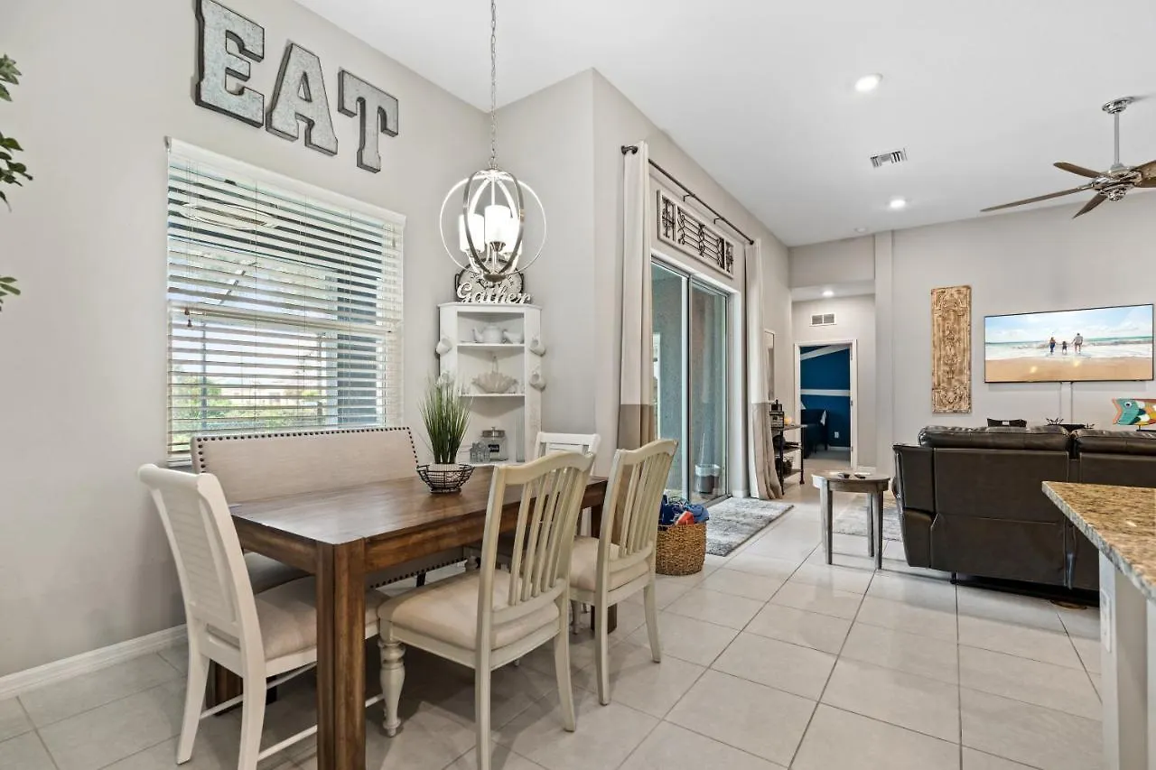 Villa Beautiful Oasis! King Bed, Bbq, Heated Pool, Pvt Yard & Much More! Cape Coral