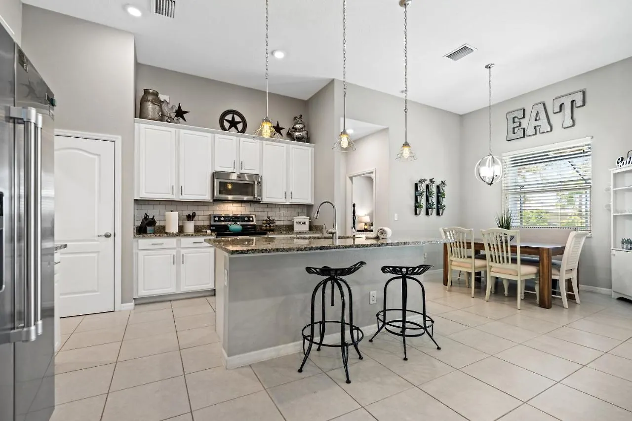 Beautiful Oasis! King Bed, Bbq, Heated Pool, Pvt Yard & Much More! Cape Coral