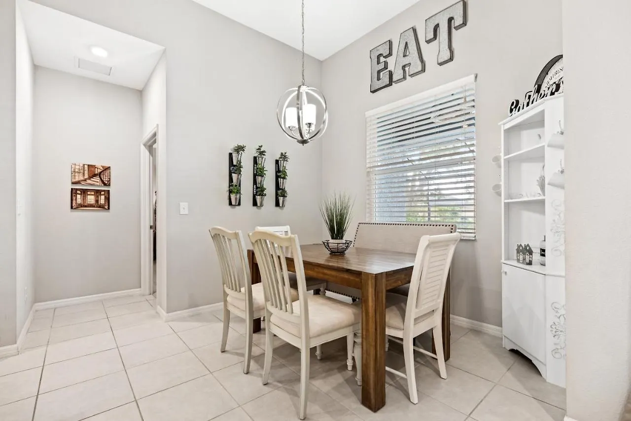 Beautiful Oasis! King Bed, Bbq, Heated Pool, Pvt Yard & Much More! *