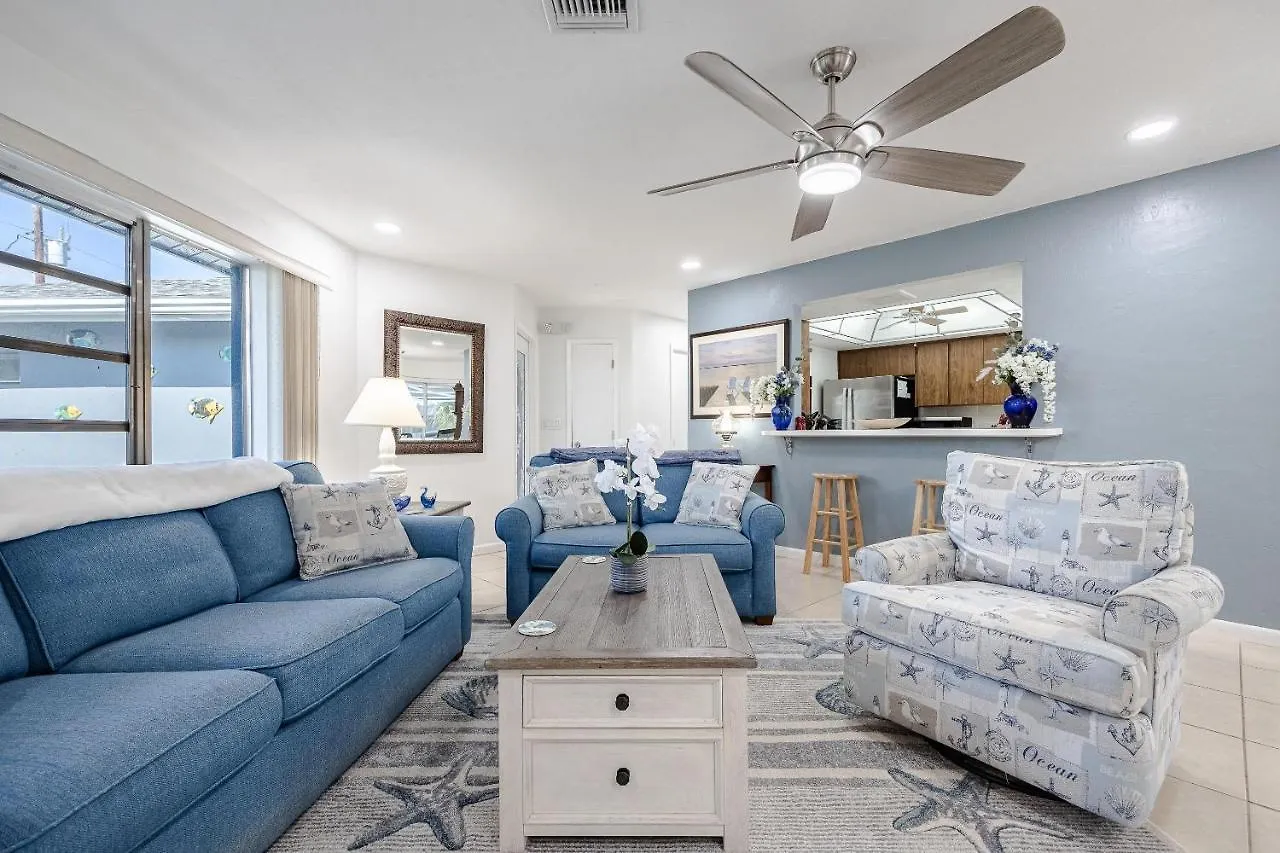 Heated Pool, Sleeps 6 - Paradise By The Pool - Roelens Vacations Holiday home Cape Coral