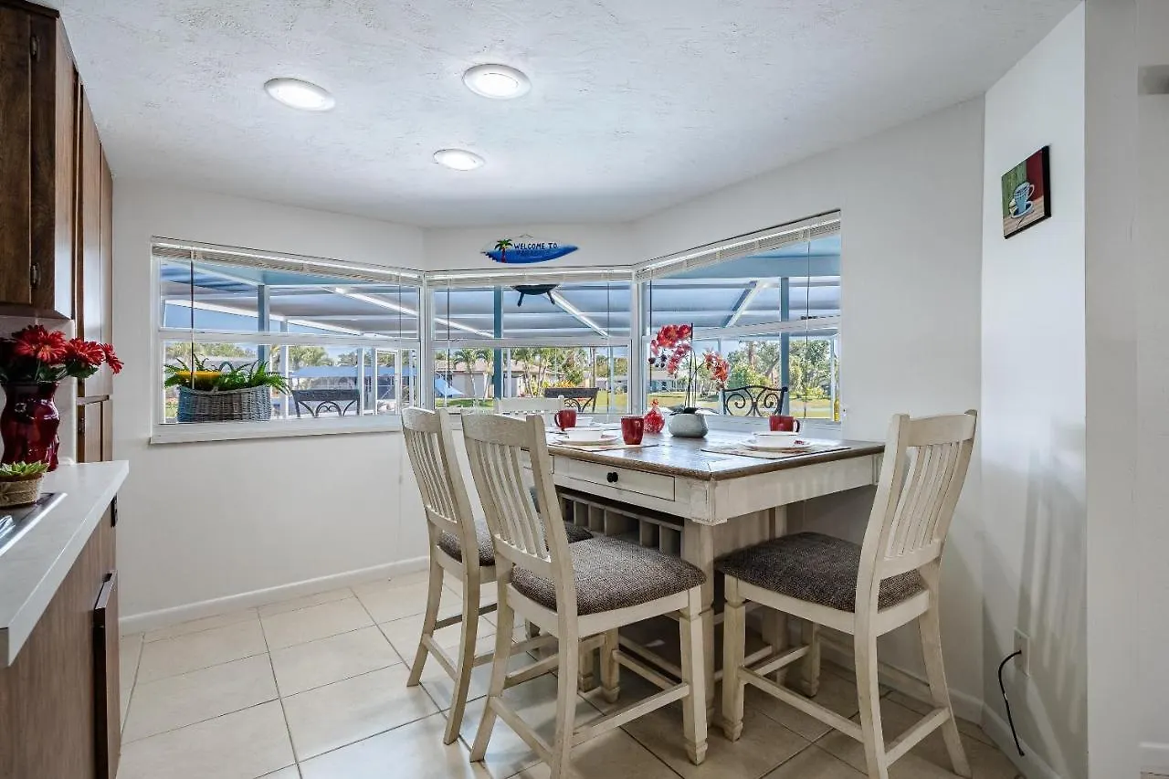 Heated Pool, Sleeps 6 - Paradise By The Pool - Roelens Vacations Holiday home Cape Coral