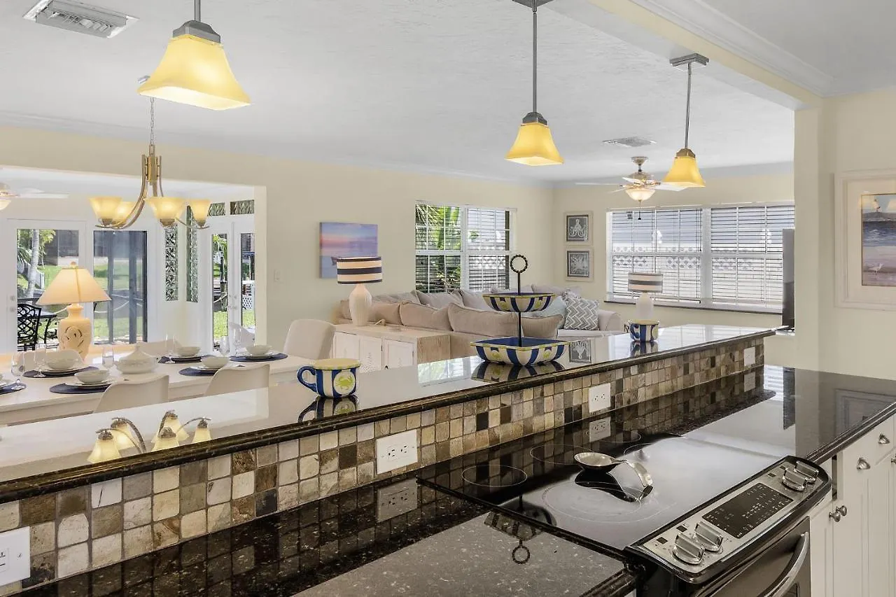 Gulf Access, Heated Pool, Bicycles, Sleeps 8 - Jewel Box - Roelens Vacations Holiday home Cape Coral