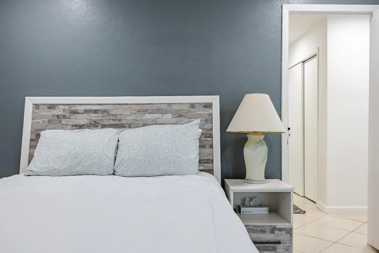 Heated Pool, Sleeps 6 - Paradise By The Pool - Roelens Vacations * Cape Coral